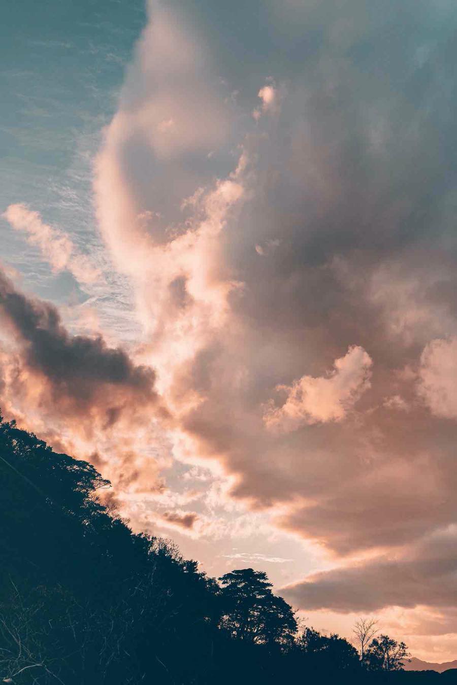 春の海と雲