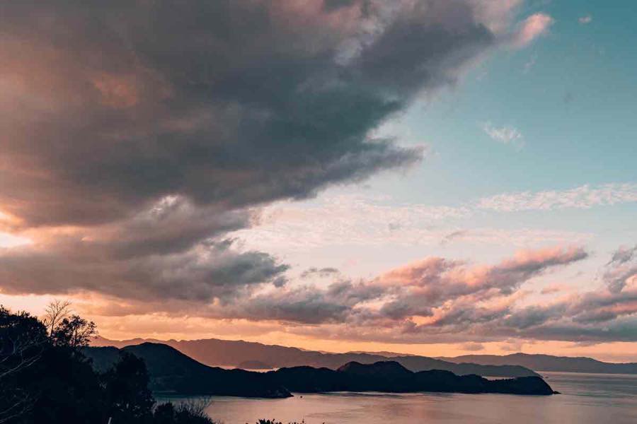 春一番と雲と津久見の海